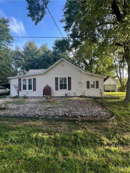 417 W 2nd St, Pomona, KS 66076