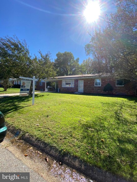 1829 Knoll Dr, Oxon Hill, MD 20745