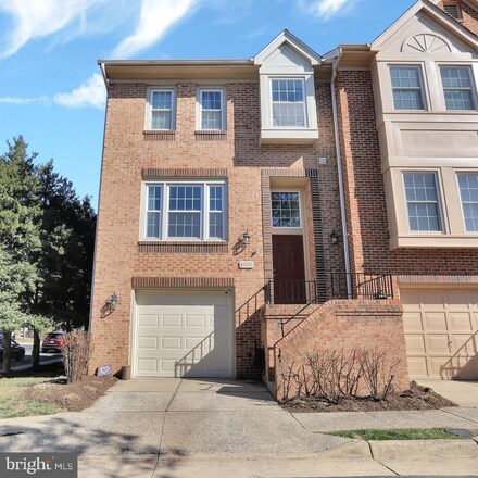 8050 Merry Oaks Ct, Vienna, VA 22182
