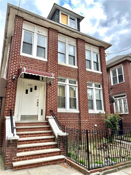 351 E 46th St, Brooklyn, NY 11203
