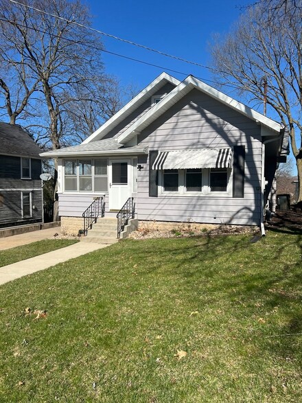 918 S Galena Ave, Dixon, IL 61021