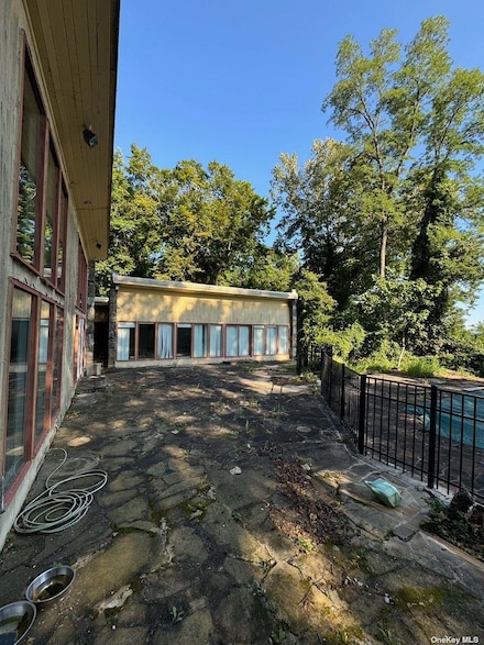 270 Harbor Acres Rd, Port Washington, NY 11050
