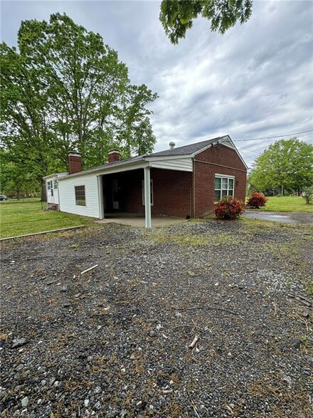 2410 Sandy Ridge Rd, High Point, NC 27265