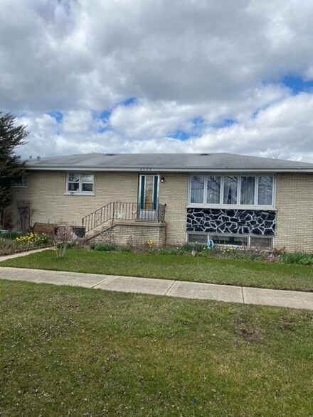 8236 S Ferdinand Ave, Bridgeview, IL 60455