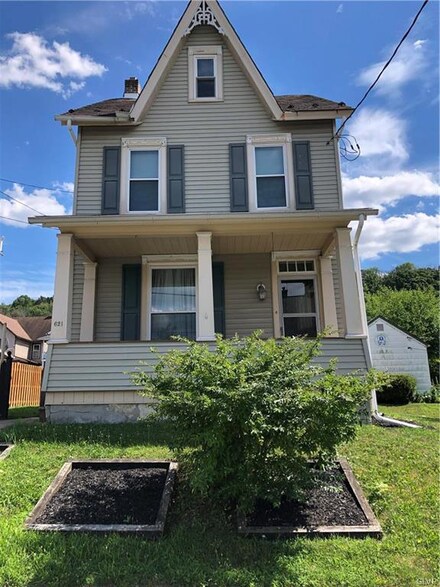 621 W Franklin St, Slatington, PA 18080