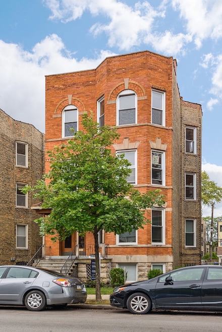 2533 N Kimball Ave, Chicago, IL 60647
