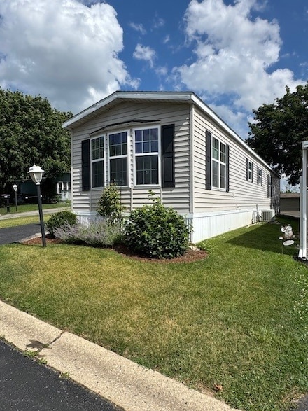 822 Oakbrook Dr, Crystal Lake, IL 60014