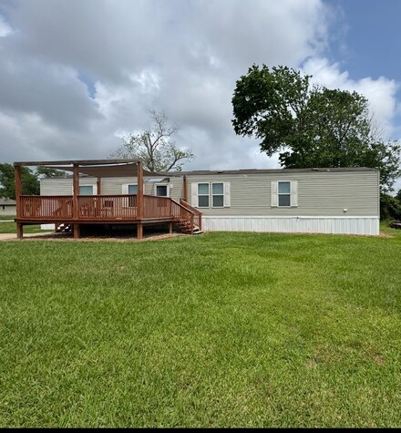 845 Wade St, Clute, TX 77531