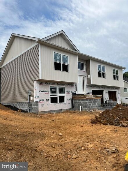 12212 Red Hawk Dr, Waynesboro, PA 17268