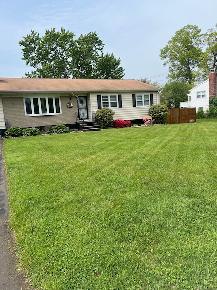 323 Shingle Hill Rd, West Haven, CT 06516
