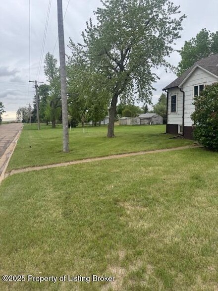 101 E 1st St, Regent, ND 58650