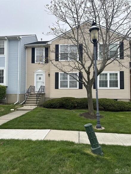 28 Mochen Ct, Sayreville, NJ 08872