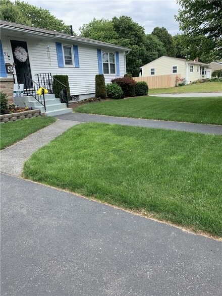 91 Carnation Dr, Warwick, RI 02886