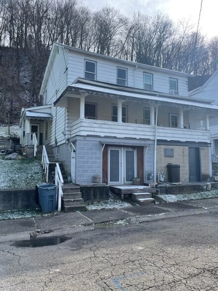 830 7th Ave, Ford City, PA 16226