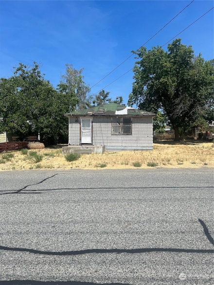 425 Grape Ave E, Omak, WA 98841