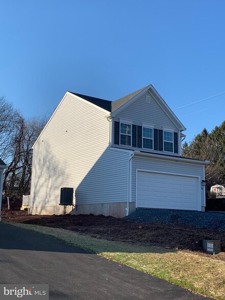 704 Greenwood Ave, Mohnton, PA 19540