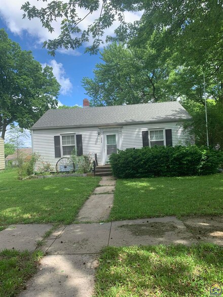 704 SW Lindenwood Ave, Topeka, KS 66606