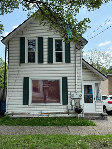 914 Fulton St W, Grand Rapids, MI 49504