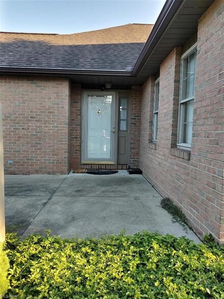 318 Greenbriar Dr, Ravenna, OH 44266
