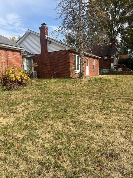 1387 Trampe Ave, Saint Louis, MO 63138