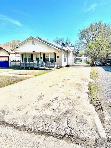 318 E Oklahoma St, Walters, OK 73572