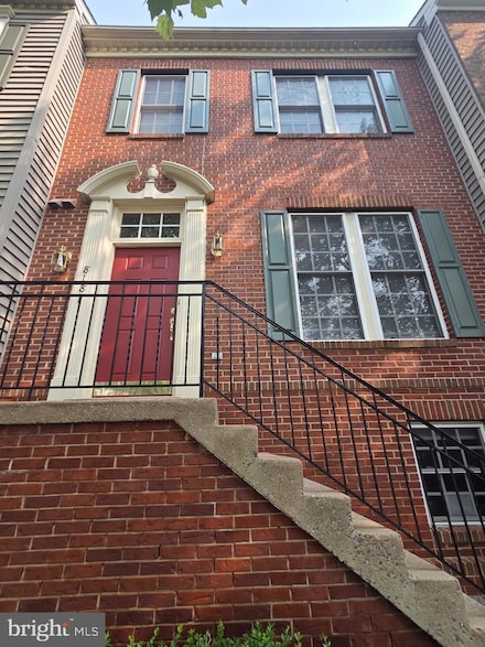 8181 Skelton Cir, Falls Church, VA 22042