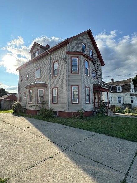 58 Makin St, Pawtucket, RI 02861