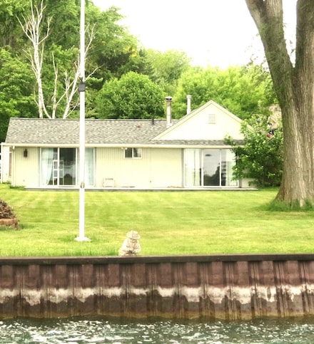 7529 S River Rd, Marine City, MI 48039