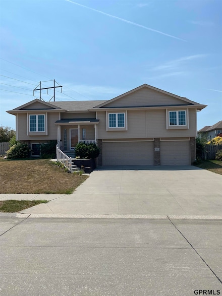 2003 Atlas Dr, Papillion, NE 68133