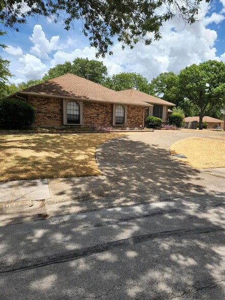 1017 Springbrook Dr, Desoto, TX 75115