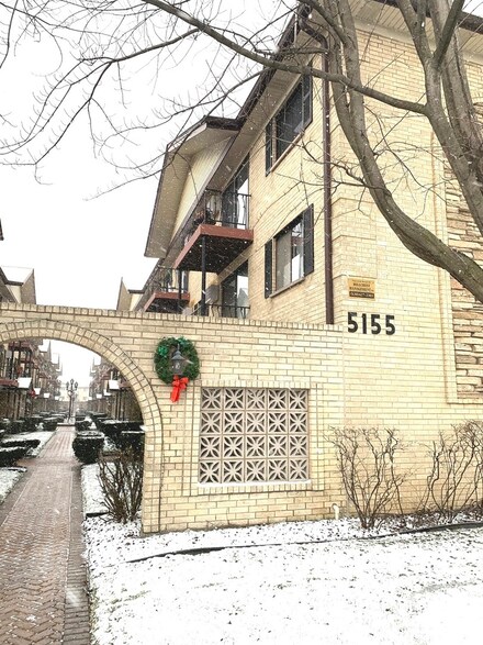 5155 N East River Rd Unit 223, Chicago, IL 60656