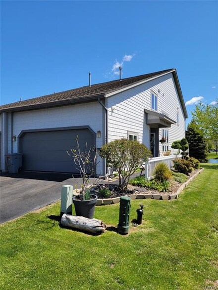 118 Midlake Cir, East Syracuse, NY 13057