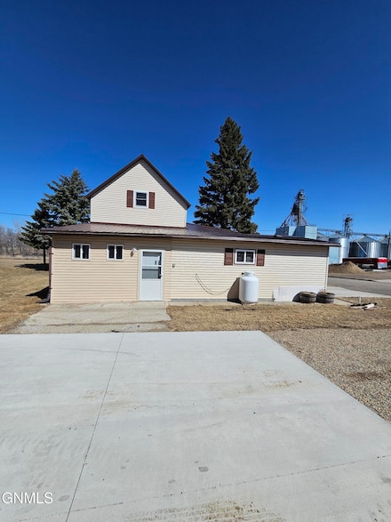 214 N 8th St, Wishek, ND 58495