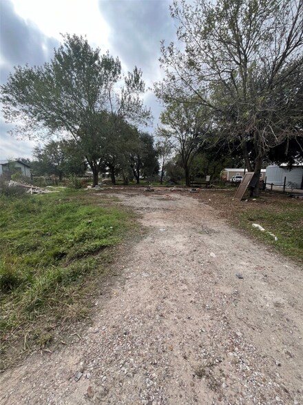 33519 Kestrel Rd, Hockley, TX 77447