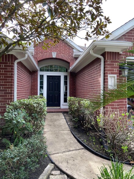 12122 Canyon Mills Dr, Houston, TX 77095