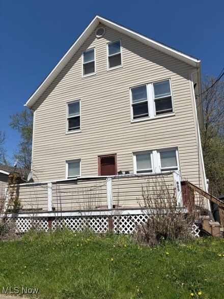 805 Biruta St, Akron, OH 44307