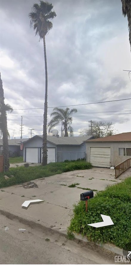 981 S Market St, Pixley, CA 93256