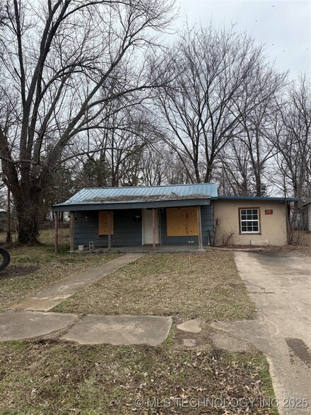 225 N 2nd St, Vinita, OK 74301