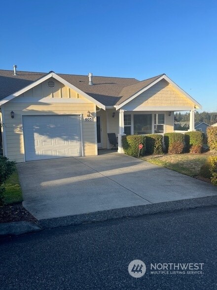 605 NW 12th Loop, Oak Harbor, WA 98277