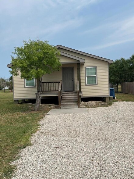 514 3rd St, Bayside, TX 78340