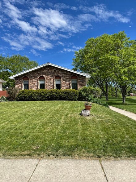 1521 E Lowden Ave, Wheaton, IL 60189
