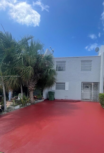 921 W 80th Place, Hialeah, FL 33014