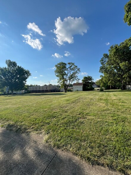 1075 E Merchant St, Kankakee, IL 60901