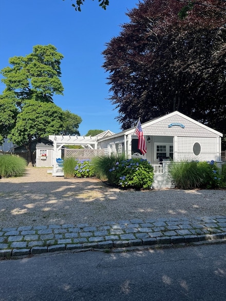 17 Elysian Ave, Falmouth, MA 02540