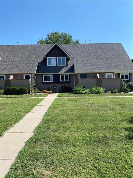 3817 Overland Dr, Lawrence, KS 66049