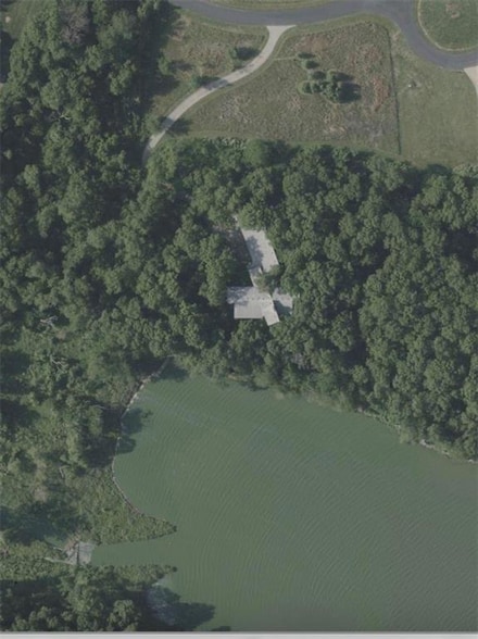 16371 Lake Point Dr, Bonner Springs, KS 66012