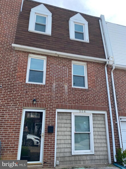 304 Austin Dr, Clifton Heights, PA 19018