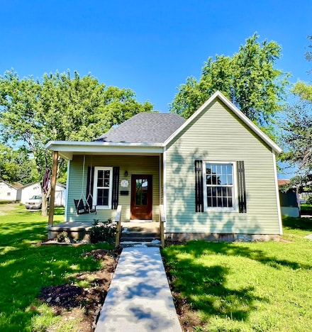 908 3rd St, Monett, MO 65708