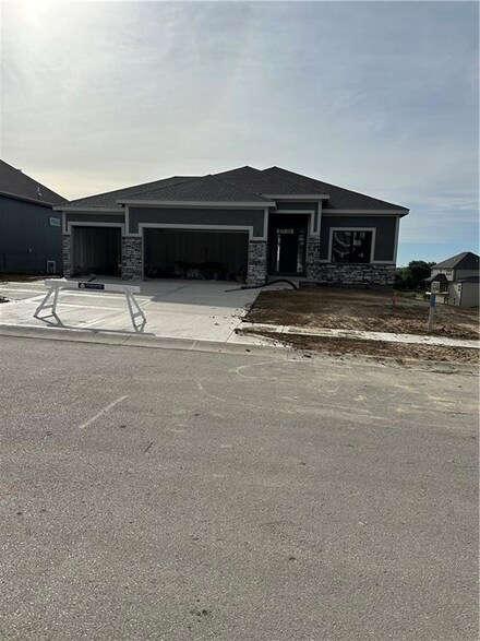 7070 NW Forest Lakes Dr, Parkville, MO 64152