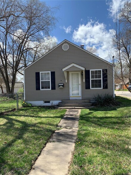 307 S Main St, Troy, IL 62294